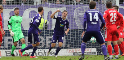 FSV Zwickau geht beim VfL Osnabrück unter: 0:4-Niederlage - Tor für Osnabrück: Adam Susac erzielt per Kopf das 3:0 und jubelt.