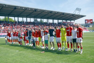 FSV Zwickau gelingt 7:0-Kantersieg gegen Würzburger Kickers - Siebenmal traf der FSV Zwickau zum Abschluss der Saison 2021/22 ins gegnerische Tor und feierte nach dem Abpfiff mit den Fans.