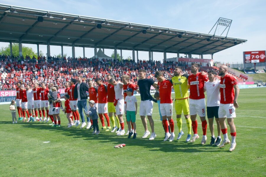 Siebenmal traf der FSV Zwickau zum Abschluss der Saison 2021/22 ins gegnerische Tor und feierte nach dem Abpfiff mit den Fans.