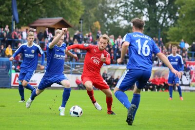 FSV Zwickau gewinnt 2:0 gegen den FC Grimma - Am Ball: Mike Könnecke (Zwickau) gegen Robin Brand.