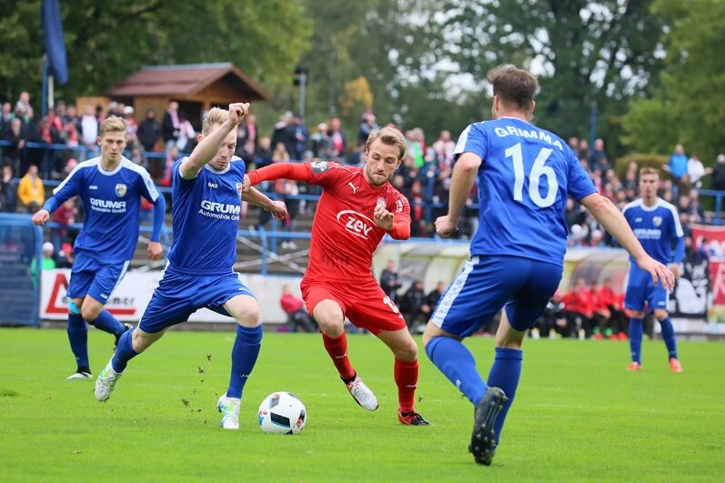 FSV Zwickau gewinnt 2:0 gegen den FC Grimma - Am Ball: Mike Könnecke (Zwickau) gegen Robin Brand.