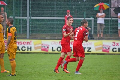 FSV Zwickau gewinnt letzten Test in Auerbach - Die Torschützen Marcel Bär (links) und Jonas Nietfeld jubeln nach dem 2:0.
