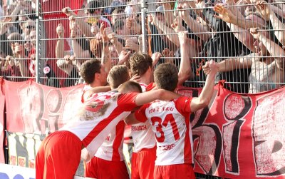 FSV Zwickau gewinnt Spitzenspiel - Jubel nach dem Treffer zum 0:3 durch Oliver Genausch.