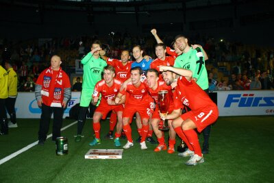 FSV Zwickau gewinnt ZEV Hallenmasters - Siegten erneut beim Hallenmasters: Das Team des FSV Zwickau bejubelt den Turniersieg.