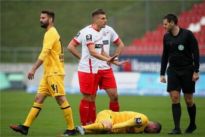 FSV Zwickau: Hehne für drei Spiele gesperrt - Maurice Hehne (2. v. l.) am Samstag kurz nach seinem Foulspiel.