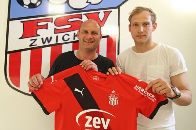 FSV Zwickau holt dritten Neuzugang - Neuzugang René Lange (r.) mit FSV-Sportvorstand David Wagner