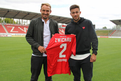 FSV Zwickau holt Nationalspieler - FSV-Sportdirektor Toni Wachsmuth (l.) mit Neuzugang Marcus Godinho.