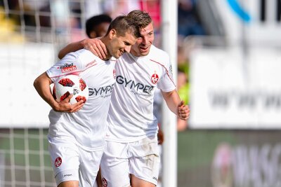 FSV Zwickau holt Stürmer Huth - Elias Huth (r.) wechselt auf Leihbasis vom 1. FC Kaiserslautern nach Zwickau.