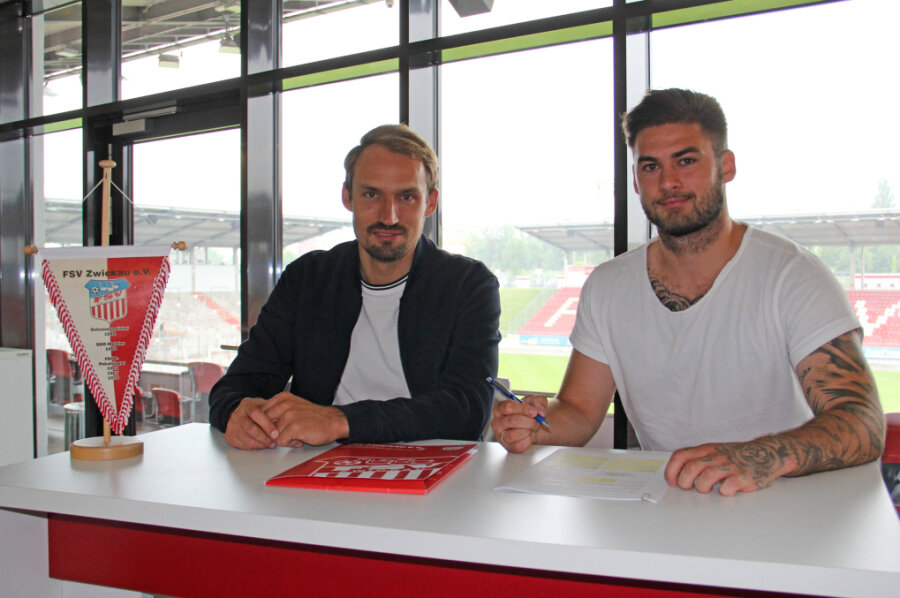 FSV-Sportdirektor Toni Wachsmuth (links) und Neuzugang Dominic Baumann.