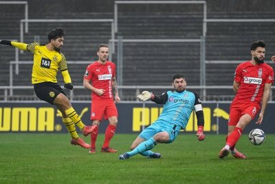 FSV Zwickau: Jahresabschluss misslingt bei Dortmunds Reserve - Immanuel Pherai überwindet Keeper Johannes Brinkies und erzielt das 1:0 gegen den FSV. Marco Schikora (r.) kann das Gegentor nicht verhindern.