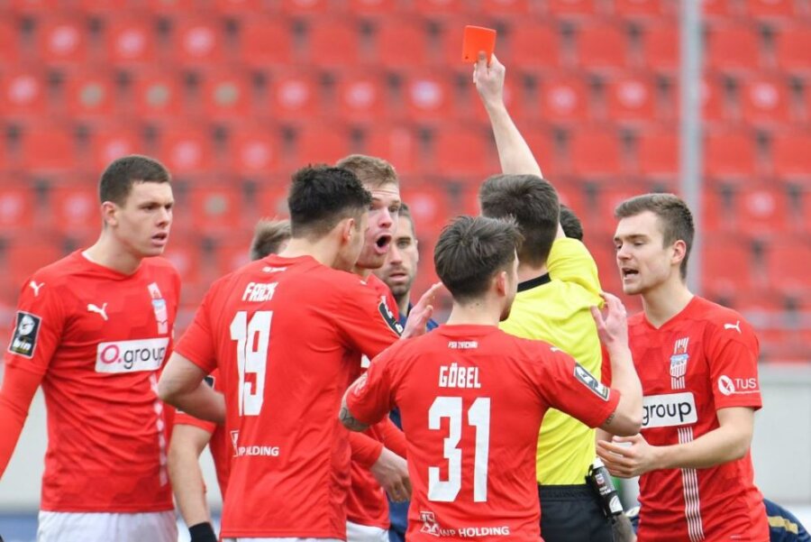 Schiedsrichter Patrick Hanslbauer zeigt FSV-Stürmer Lars Lokotsch (3. v. l.) die Rote Karte.