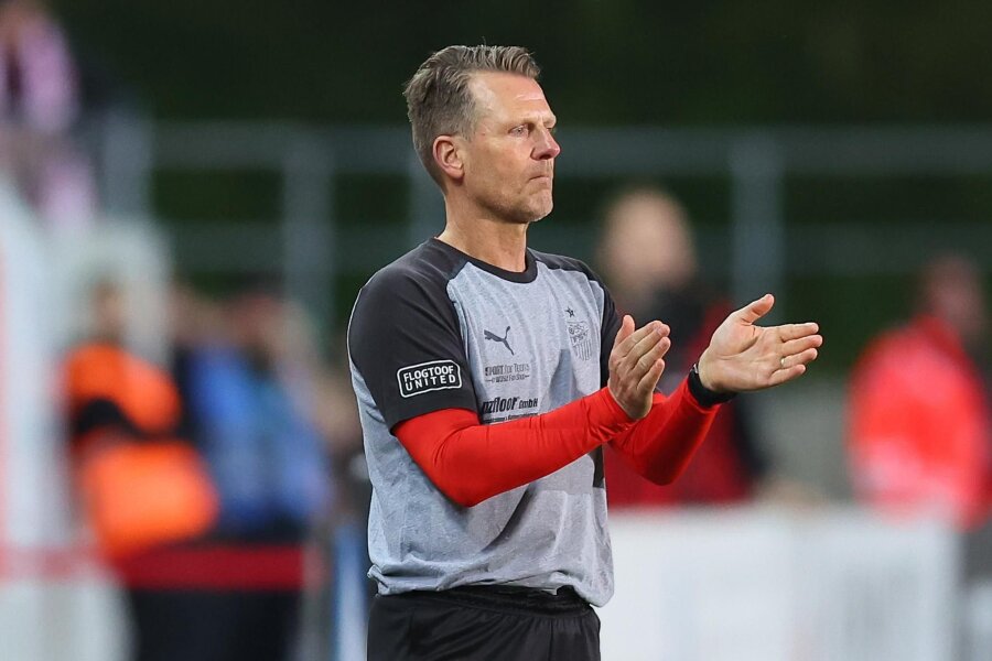 FSV Zwickau löst Aufgabe beim FC Eilenburg mit einem kuriosen Tor als Dosenöffner - FSV-Trainer Rico Schmitt, hier im Spiel gegen Meuselwitz.