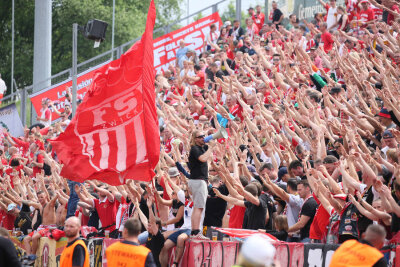 FSV Zwickau macht Aufstieg in die 3. Liga klar - Zwickauer Fans bejubeln den Sieg ihres Teams.