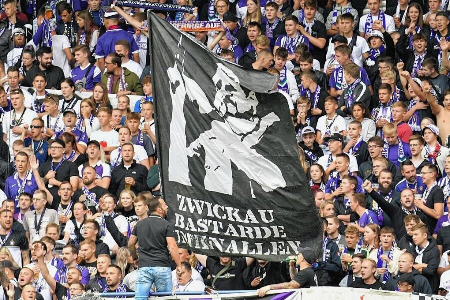 FSV Zwickau: Mit hunderten Polizisten ins Derby gegen Aue - Geschmacklose Aufkleber und Fahnen, wie hier im Fanblock des FC Erzgebirge, zeigen, wie groß die Rivalität zwischen beiden Fangruppen ist. 