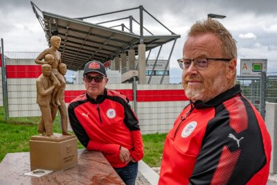 FSV Zwickau: Rettungsaktion der Fans "kann den ganzen Fußball verändern" - "Man sieht, dass es auch anders gehen kann, ohne Investoren": Jens Möller (li.) und Matthias Chodora am Legendeneck beim neuen Stadion. 
