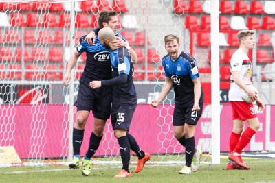 FSV Zwickau siegt 3:0 gegen Rot-Weiß Erfurt - Ronny König, Nico Antonitsch und Jan Washausen bejubeln das 2:0.