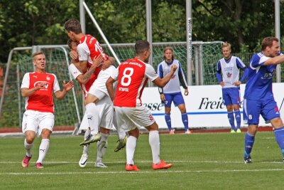 FSV Zwickau siegt 3:0 gegen Wacker Nordhausen - Die Zwickauer jubeln zu Hause über ihren Sieg.
