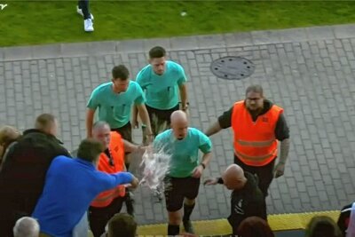 Das ist der Moment: Das ehemaige FSV-Präsidiumsmitglied schüttet dem Schiedsrichter das Bier ins Gesicht. 