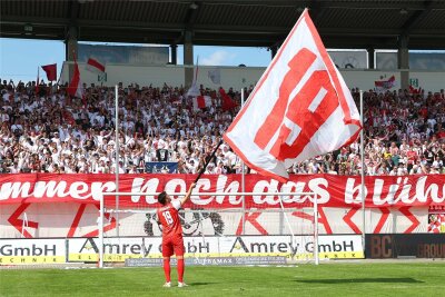 FSV Zwickau: So lief das Abschiedsspiel von Vereinslegende Davy Frick und das ist sein Plan für die Zukunft - Winkend mit seiner „Trikotnummer-Fahne“ verabschiedete sich Davy Frick von den Fans.