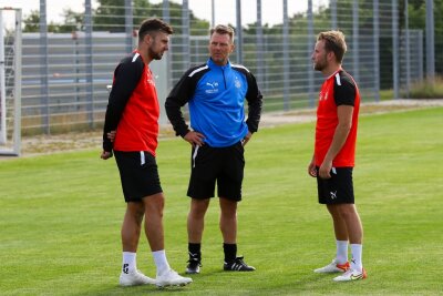 FSV Zwickau stellt nach Abstieg neuen Trainer vor: Rico Schmitts Ziel ist der Klassenerhalt - Rico Schmitt (Mitte) mit seinen Führungsspielern Davy Frick (links) und Mike Könnecke.