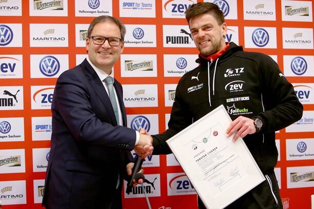 FSV Zwickau: Torsten Ziegner erhält Fußball-Lehrer-Lizenz - Hermann Winkler, Präsident des Sächsischen Fußball-Verbands, übergibt die Urkunde an Torsten Ziegner.
