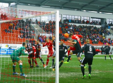 FSV Zwickau trennt sich unentschieden von Halle - Der Kopfball des Zwickauers Ronny König zum 1:0