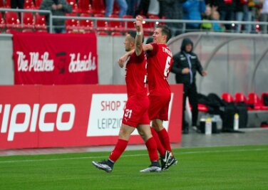 FSV Zwickau und Sportfreunde Lotte trennen sich unentschieden - Torschütze Patrick Göbel (links) bejubelt sein 1:0.