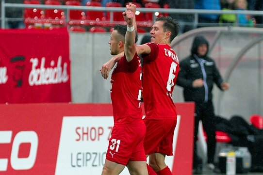FSV Zwickau und Sportfreunde Lotte trennen sich unentschieden - Torschütze Patrick Göbel (links) bejubelt sein 1:0.