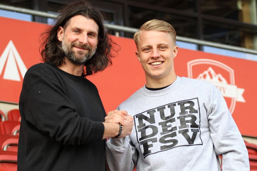 FSV Zwickau verlängert Vertrag mit Fan-Liebling Theo Martens - Theo Martens (rechts) und Sportdirektor Robin Lenk nach der Vertragsverlängerung.