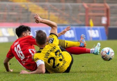 FSV Zwickau verliert Kellerduell bei Dortmund II - Zwickaus Johan Goméz (l.) beim Kampf um den Ball.