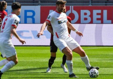 FSV Zwickau verliert knapp in Ingolstadt - FSV-Routinier Ronny König am Ball.