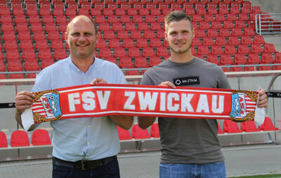 FSV Zwickau vermeldet Neuzugang - FSV-Sportdirektor David Wagner (links) mit Neuzugang Nico Beyer.