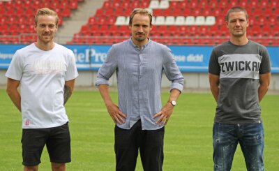 FSV Zwickau verpflichtet Adam Susac und Nils Butzen - Nils Butzen (l.) und Adam Susac (r.) zusammen mit FSV-Sportdirektor Toni Wachsmuth.