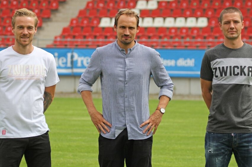 Nils Butzen (l.) und Adam Susac (r.) zusammen mit FSV-Sportdirektor Toni Wachsmuth.