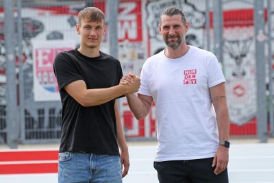 FSV Zwickau verpflichtet Allrounder vom VfB Auerbach mit CFC-Vergangenheit - Jonas Dittrich (links) und FSV-Sportdirektor Robin Lenk einigten sich auf einen Zwei-Jahres-Vertrag in Zwickau.