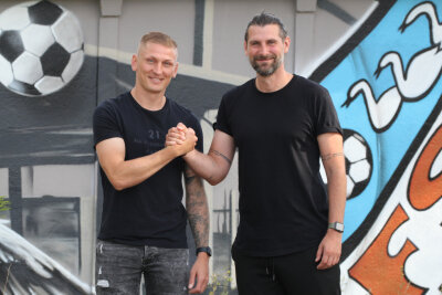 FSV Zwickau verpflichtet Marc-Philipp Zimmermann - Marc-Philipp Zimmermann (links) und FSV-Sportdirektor Robin Lenk.