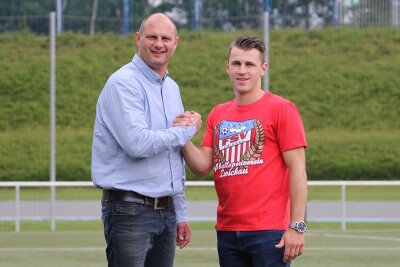 FSV Zwickau verpflichtet Nils Miatke von Erzgebirge Aue - David Wagner vom Sport-Vorstand und Neuzugang Nils Miatke.