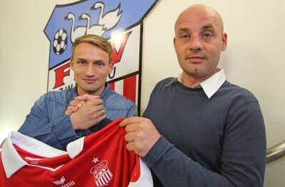 Spieler Toni Wachsmuth mit FSV-Geschäftsführer Jörg Schade.