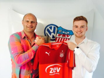 FSV Zwickau verpflichtet zwei Verteidiger - Lucas Wilton (rechts), neuer Verteidiger im FSV Zwickau, und FSV-Sportvorstand David Wagner.