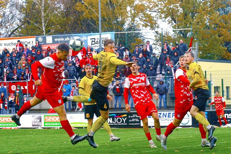 FSV Zwickau zittert sich beim VfB Auerbach zum Pokalsieg - Lucas Will (links) hatte im ersten Abschnitt die besten Chancen für den FSV Zwickau. Dieser Kopfball ging knapp am Auerbacher Tor vorbei.