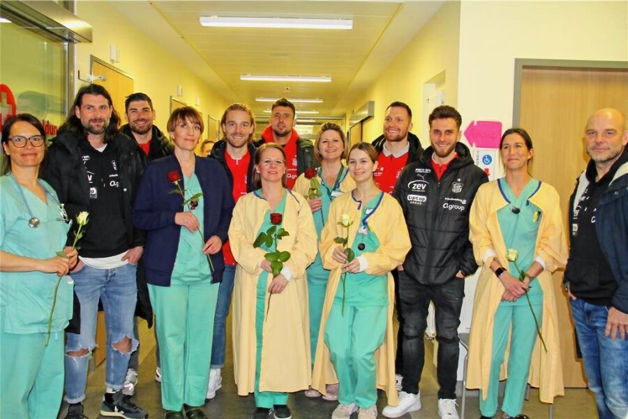 FSV Zwickau zum Frauentagsbesuch im HBK - Diesmal kamen die Fußballer nicht als Patienten ins Krankenhaus, sondern als Gratulanten.