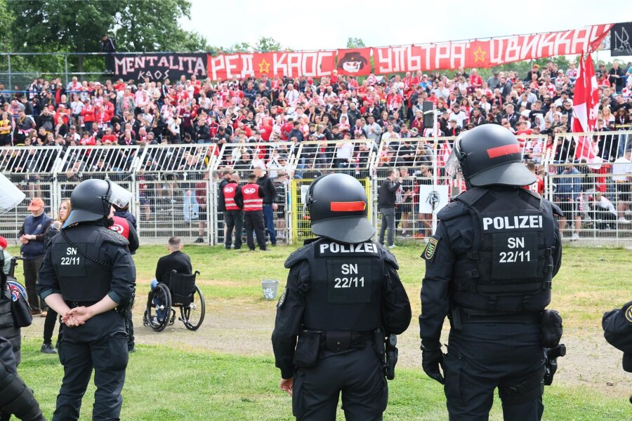 FSV Zwickau zum Saisonfinale bei Lok Leipzig: Fan-Scharmützel, Rote Karte und ein Torhüter als Feldspieler - Durch das schnelle Eingreifen der Polizei konnten Auseinandersetzungen zwischen den Fans verhindert werden.