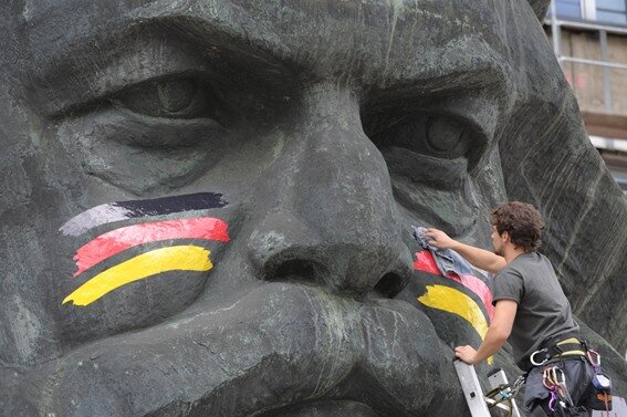 Fußball-WM: Marx-Kopf wird zum Deutschland-Fan - 