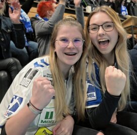 "Füchse Town" wird zur Erzgebirgshölle - Jessica Becker (links) und Nele Peter waren erstmals bei einem Auswärtsspiel des EHV Aue dabei und begeistert von der Stimmung. 