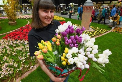 Fühlingsmesse in Chemnitz: Blumenpracht findet weniger Anklang - In der großen Halle der Messe Chemnitz blüht es in allen Farben des Regenbogens. Luise Schäller vom Gartenfachmarkt Richter, hier mit einem üppigen Tulpen-Bouquet, freut sich über die Blumenpracht auf der Schau. 