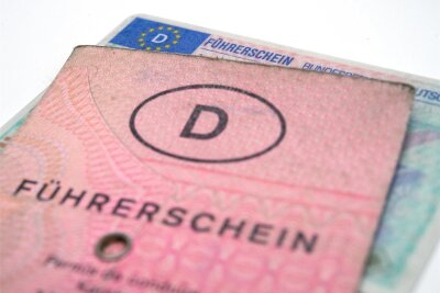 Führerschein-Umtausch im Landkreis Zwickau: Jetzt kommt die Behörde aufs Dorf - Der Papierschein kommt weg und wird gegen die Kunststoff-Karte ausgetauscht. Aktuell sind die Geburtsjahrgänge 1965 bis 1970 dran.