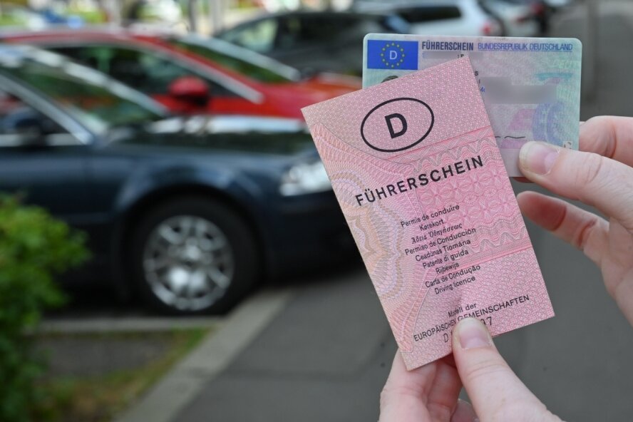 Führerschein-Umtausch in Chemnitz: Wann sind welche Jahrgänge dran? - Der rosafarbene Führerschein muss umgetauscht werden. Autofahrer und Autofahrerinnen erhalten einen Nachweis in Scheckkartenformat.