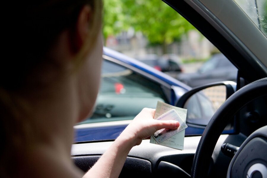 Führerschein und Fahrzeugschein verloren – was nun? - Ihre Papiere, bitte: Manches zum Auto hat man besser auch unterwegs immer griffbereit, anderes sollte gar nicht im Auto dabei sein.