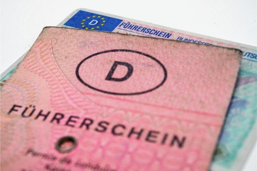 Führerschein und Zulassung: Diese Behördengänge können sich Autofahrer in Mittelsachsen sparen - Alte Papierführerscheine müssen in Dokumente im Scheckkartenformat umgetauscht werden.