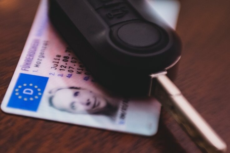 Führerscheinstelle weiter in der Kritik - Wer seinen Führerschein umtauschen muss oder ein neues Dokument beantragen will, hat schon seit Wochen schlechte Karten. Denn die Führerscheinstelle in Döbeln - die einzige dafür im Landkreis zuständige Stelle - kann den Ansturm kaum bewältigen. 